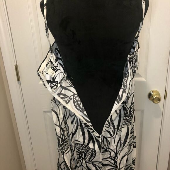 White House Black Market black white mini dress. - Picture 9 of 12